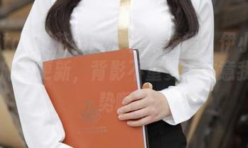 MFStar模范学院 – 合集速递：伊小七MoMo旅拍更新，背影不重要，注意我的手势啊！