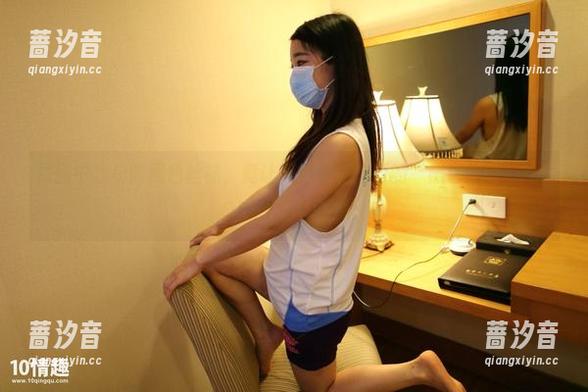 原图中找长筒黑色丝袜，竟让我想到了流行的“黑色天鹅”！ROSI真是有眼光。