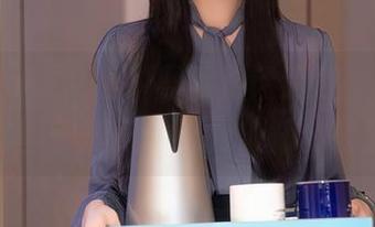 Xiuren秀人网 – 黑丝对话猩红，周慕汐的图册里藏着不为人知的轻盈