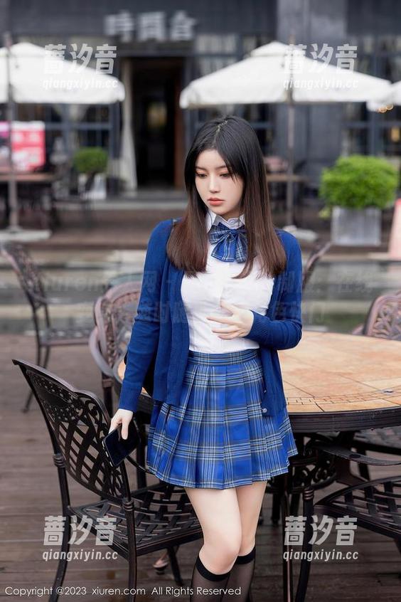Xiuren秀人网 - 是小逗逗的制服：在线变身，随时随地穿越角色快门