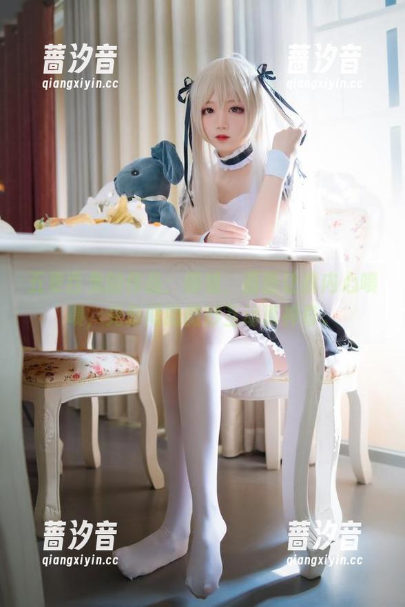 五更百鬼的作品：御姐，画面让我内心啧啧，光影间的微妙互动真神奇。