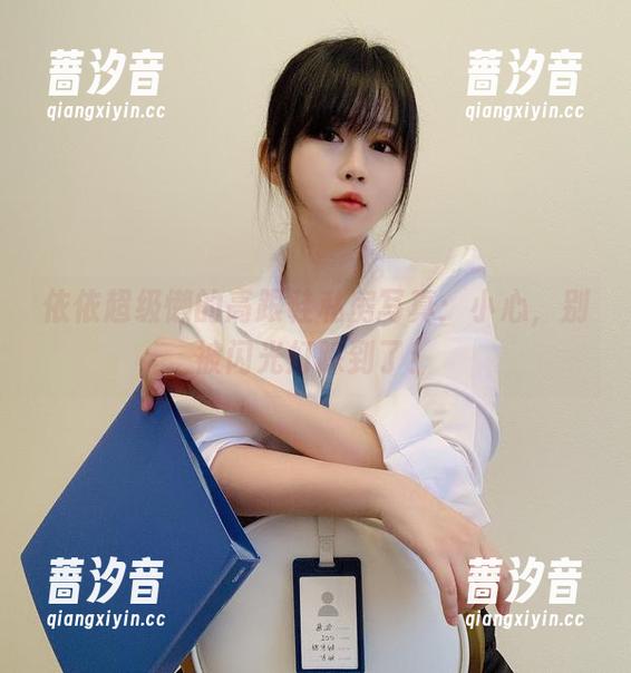 依依超级懒的高跟鞋私房写真：小心，别被闪光灯踩到了！