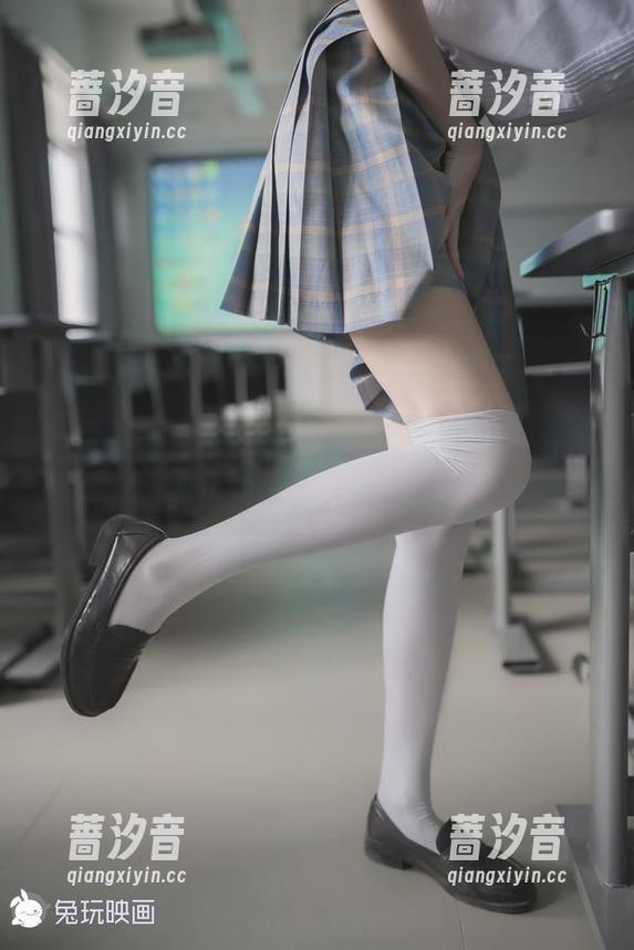 兔玩映画独家私房图集：白色修女，看看穿白衣的人如何给人一种错位的宁静感。