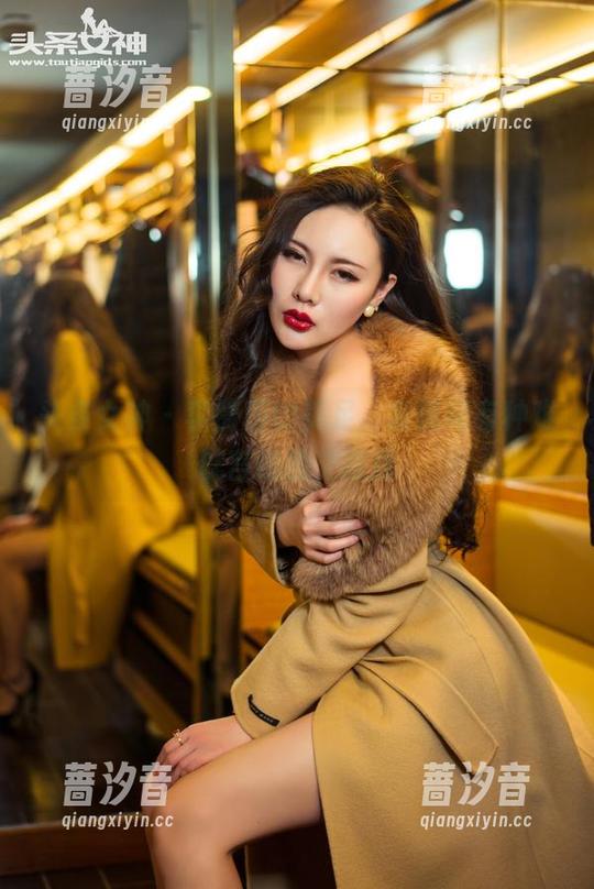 头条女神 - 李丽莎的美足，套图间有种难以言喻的交融感