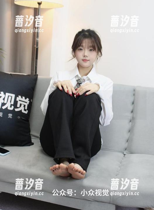 小众视觉 - 皮衣写真小合集：灵灵的这身，看似叛逆，却又有种无形的轻松气场。