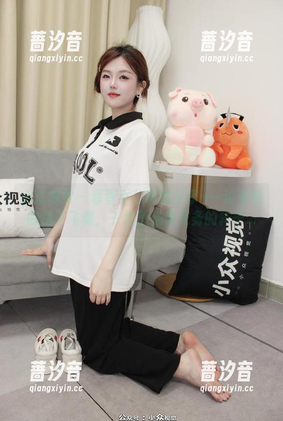 小众视觉 - 蓉蓉女仆图集分享–一边看她的裙子飞舞，一边想她做家务的样子...