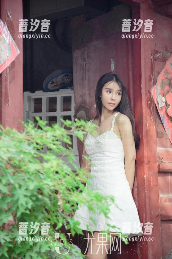 尤果网 - 艾琳娜的私拍：“居家”模式开启，迷失在沙发间的追逐战。
