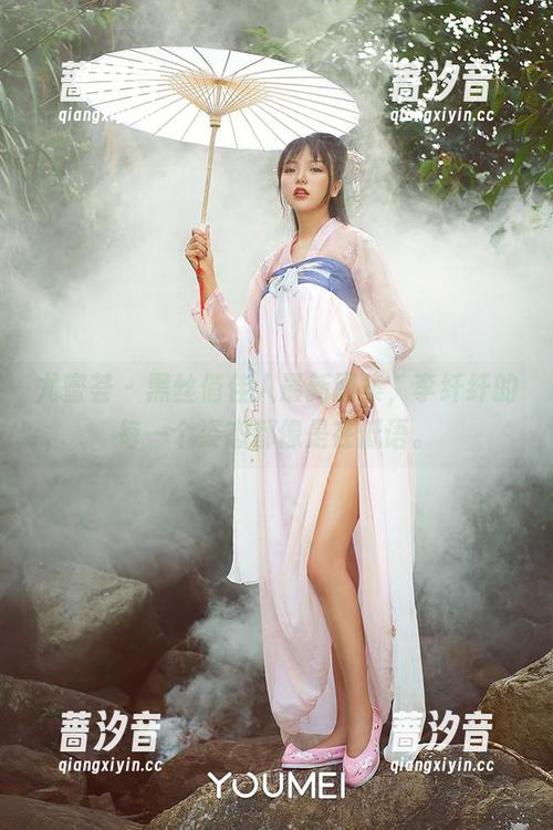 尤蜜荟 - 黑丝俏佳人最新图集，李纤纤的每一个姿态都像是在低语。