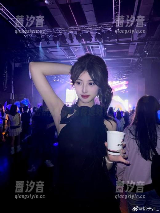 怡子yiii的红裙在线：我跟裙摆交换了亲密热线，高清传递好氛围！