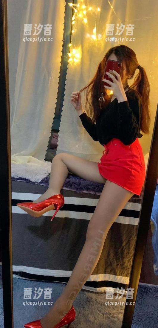微密圈 - 提袜少女的短裤奇遇：原图里的裤子真会说话