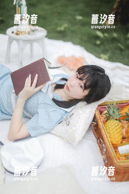我在梦中看到的私拍：是依酱呀与黑色旗袍的迷离