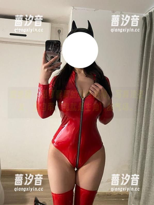 微密圈 - 是可馨耶的红色战袍，写真没圣光，但自带“我就是主角”的气场。