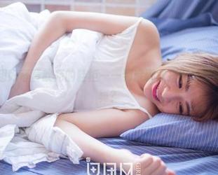果团网 – 超好奇黄歆苑的鞋柜——到底哪双搭配她的美脚集合写真？