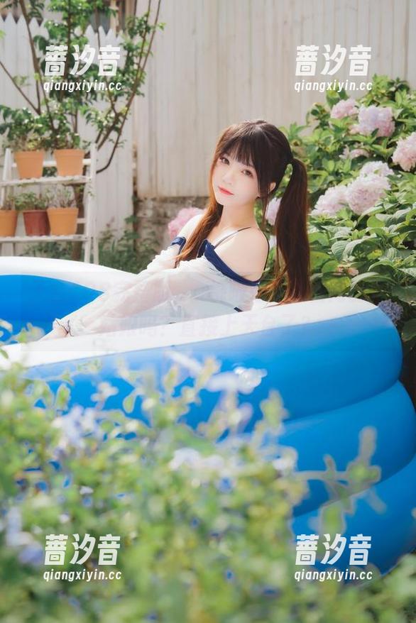 天台COS完整版，桜桃喵是个不怕高的小姑娘吗？直接上天台了？