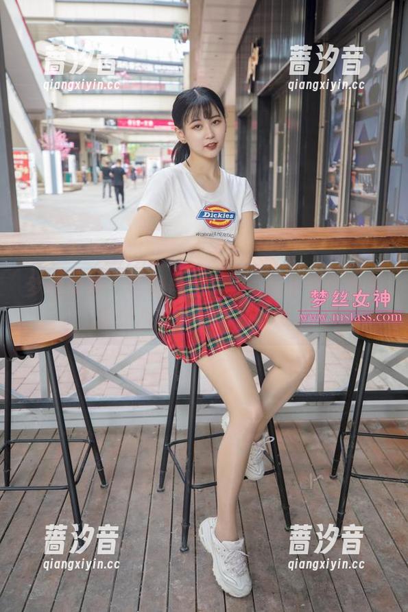 梦丝女神 - 雪馨自拍合集：反正壁纸也是要更换的嘛，何妨试试？