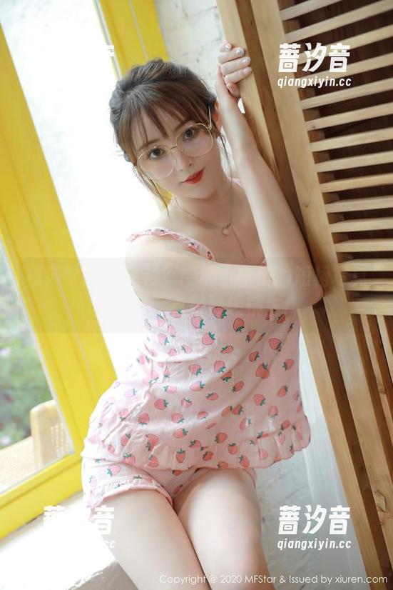 模范学院 - 撞衫？樱桃小犊子的短裙写真集分享，真是妙趣横生！