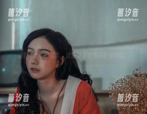洛丽塔大哥的写真，这散图更像是在讲悄悄话。