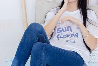 物恋传媒 – 名叫青柠的小姐姐，她的美腿图片不怕让我偷瞄。