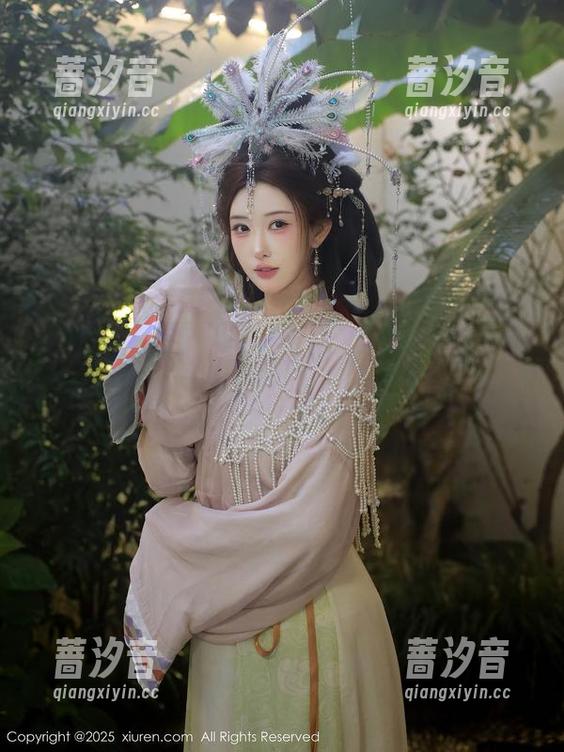 秀人网-z杯悠悠 秀人网 - z杯悠悠的白色写真,脑海里闪过的场景:下载了想要玩整点童话!