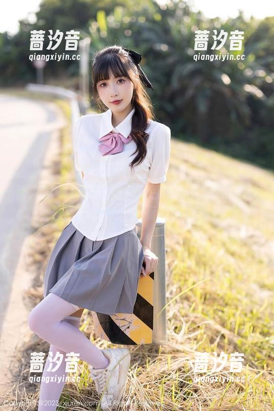 秀人网 - 意识流穿搭：芭比KIKI的裤里丝图包，分享一个有趣的时刻！
