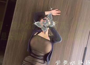 微密圈 – 童小芯的红色写真：如果说热辣是关键词，那么请注意增肥！