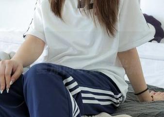绮梦摄影 – 福利原图在线，见证子涵在泳池畅游，霎那间水面波光粼粼呀！