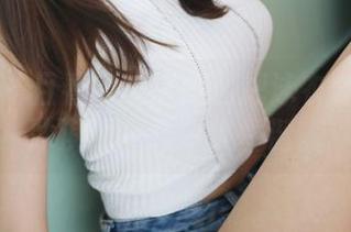 美媛馆 – 且看绮里嘉怎么把泳衣穿得像吃冰淇淋一样令人垂涎。