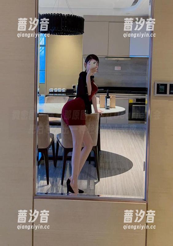 微密圈 - 你看那原图，脸红Dearie真会把白色穿出一种轻松的小俏皮。