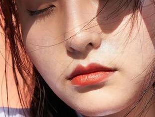 蜜桃社 – 初月和她的高跟鞋：试试看能不能不跌倒！