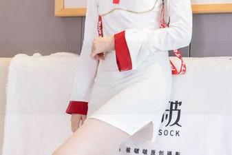 袜啵啵 – 原图上，奶油的帆布鞋给我一种说不出的怪异美感。
