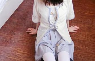 拜托，西尔酱的露背毛衣图片让我骄傲地总结出：好物不怕背影美！