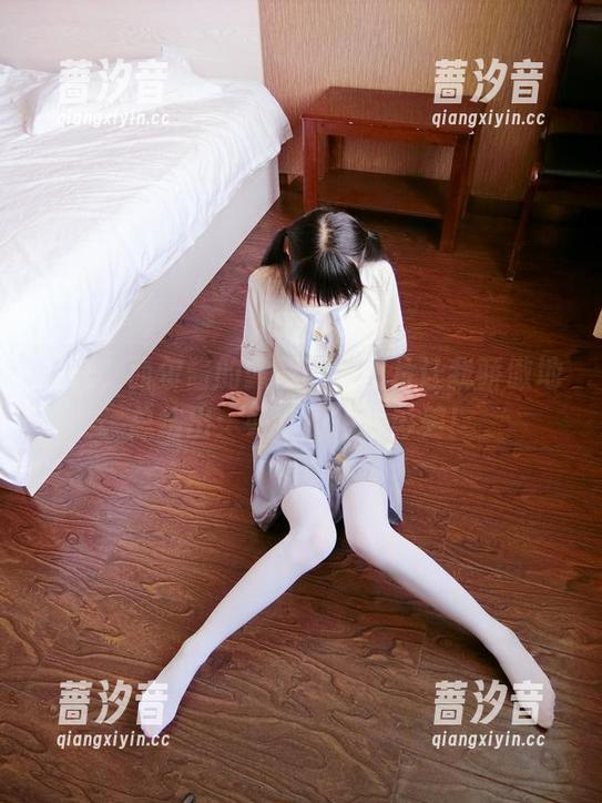 西尔酱 拜托,西尔酱的露背毛衣图片让我骄傲地总结出:好物不怕背影美!