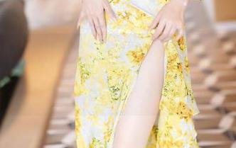 语画界 – 最新图集：在教室里，芝芝booty和书本之间，似乎有种微妙的默契。