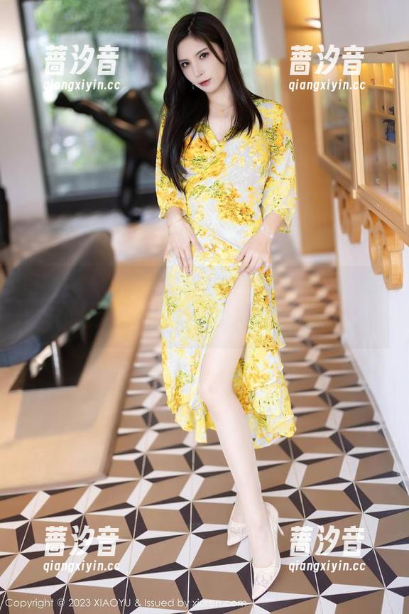 语画界 - 最新图集：在教室里，芝芝booty和书本之间，似乎有种微妙的默契。