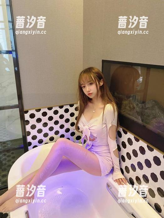 免费图包里的过期米线线，天台selfie你能想象吗？