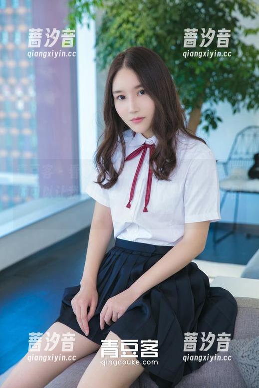 青豆客 - 看婕西儿的照片，心想：瑜伽真的可以让我优雅吗？当然，只要我不摔倒就好！