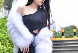 魔镜街拍 – 艾小青的最新作品：超短裙+肉丝，网友表示：这绝对是苏打水中的气泡，清新又带劲！