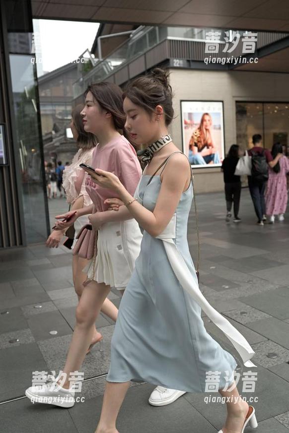 魔镜街拍 - 芝芝的蓝天蓝泳衣合集，脑如蓝天一样一片空白