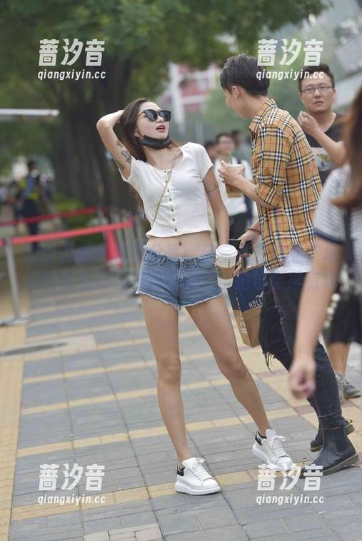魔镜街拍 - 资源分享：萌宝儿在商业广场的包臀裙肉丝与哈哈镜，自拍也能很有戏